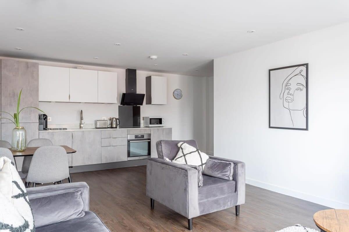 Zeni, Ouse Court Contemporary 2 Bed Flat Apartment