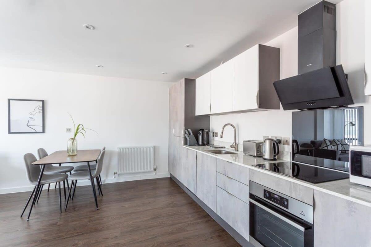 Zeni, Ouse Court Contemporary 2 Bed Flat * York